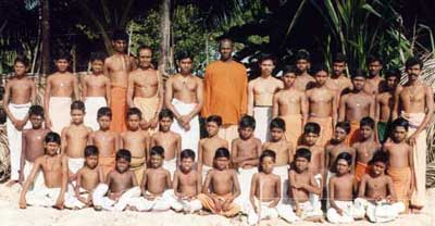 Tiru Navukkarasu Nayanar Gurukulam residents portrait, July 2001